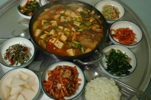 접도의 5천원 짜리 백반, 1만원이면 자연산 회도 맛볼 수 있다. 